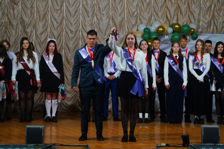 Звенит звонок последний.