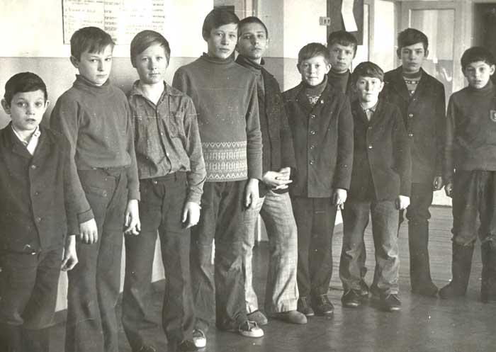 Интернат раньше. Интернат 1970 года. Школа интернат 1 1970 год. Фото-кто из них главный. Школа-интернат 52 Москва 1970.